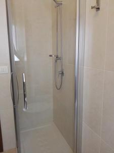 una doccia con porta in vetro in bagno di B&B Del Centro a Taranto