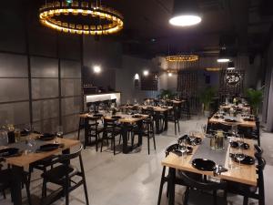 A restaurant or other place to eat at Apartamenty Dobry Browar