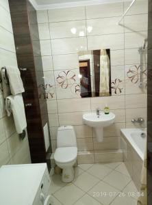 een badkamer met een toilet en een wastafel bij Люкс апартаменты на Позняках in Kiev