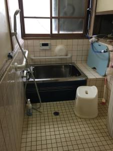 y baño con lavabo y aseo. en Ioki Station Guest House, en Aki