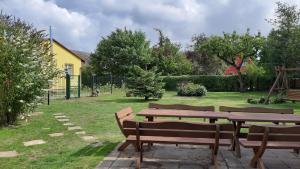 a picnic table and benches in a yard at Ferienwohnung Smillenzweg mit Garten in Lohme