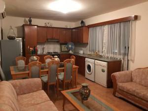 cocina y sala de estar con mesa y sillas en Pomos Small Sunny House, en Pomos