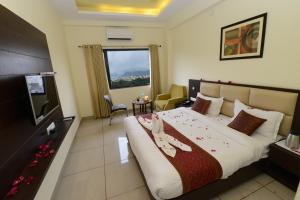 Una cama o camas en una habitación de Hotel Sanobar 24 fotos más