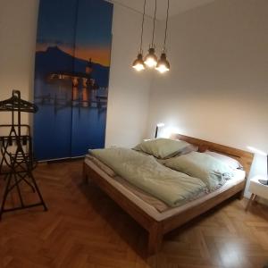 um quarto com uma cama num quarto com uma pintura em Markplatz Terrace em Gmunden