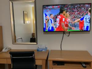 TV a/nebo společenská místnost v ubytování Westway Inn Motel