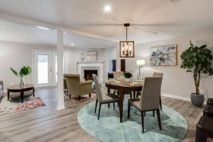 Χώρος καθιστικού στο Modern + Cozy Townhome - minutes to Avalon w/king