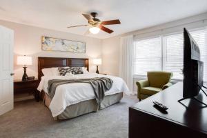 Ένα ή περισσότερα κρεβάτια σε δωμάτιο στο Modern + Cozy Townhome - minutes to Avalon w/king