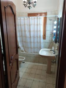 bagno con lavandino e tenda doccia di Casa Francesca a Novoli