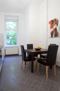 uma sala de jantar com uma mesa e cadeiras e uma janela em The Hidden Pearl em Berlim