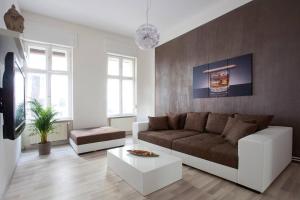 uma sala de estar com um sofá e uma mesa de centro em The Hidden Pearl em Berlim