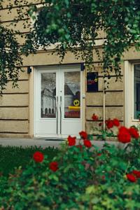 una puerta de entrada de una casa con flores rojas en Design Studios SVI-MI, en Zagreb