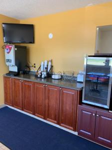 Kuchyň nebo kuchyňský kout v ubytování Westway Inn Motel