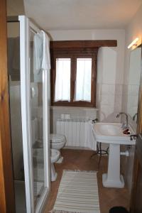 阿梅利亞的住宿－Agriturismo Poggio Della Rosa，一间带卫生间和水槽的浴室