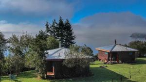 una casa pequeña y un granero en un campo en Bordemundo B&B y Cabañas, en Puerto Varas