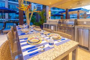 En restaurant eller et andet spisested på V Azul Vallarta - Luxury Vacation Rental Adults Only