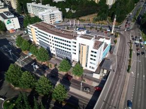 - une vue aérienne sur un bâtiment blanc dans une rue de la ville dans l'établissement GreenStar Hotel Lahti, à Lahti