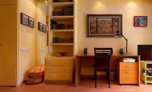 a room with a desk and a desk and a chair at Cozy Apartment at Jardin Manaure in Madrid