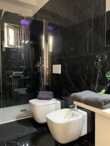 陶爾米納的住宿－National Gallery Taormina B&B，黑色浴室设有卫生间和水槽
