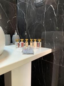 陶爾米納的住宿－National Gallery Taormina B&B，浴室柜台上装有四瓶产品