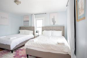 1 dormitorio con 2 camas y ventana en 9 Bedroom, 14 Beds House Great for Big Groups Near Boardwalk, Tropicana en Atlantic City