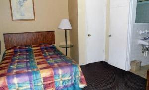 Postel nebo postele na pokoji v ubytování Interstate Motel
