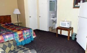 Postel nebo postele na pokoji v ubytování Interstate Motel