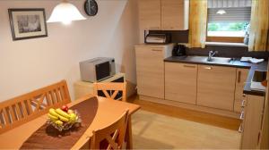 Gotteszell的住宿－FEWO-Kramheller-Gotteszell，一间小厨房,厨房内配有一张桌子和香蕉