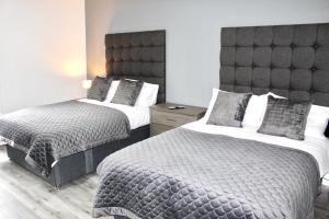 Postel nebo postele na pokoji v ubytování Reads Luxury Jacuzzi Apartments