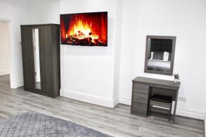 TV a/nebo společenská místnost v ubytování Reads Luxury Jacuzzi Apartments