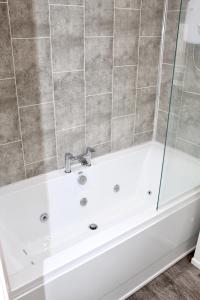 Koupelna v ubytování Reads Luxury Jacuzzi Apartments