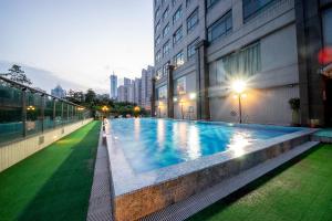 Bazén v ubytování Grand International Hotel nebo v jeho okolí