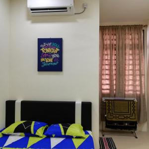 ガンバンにあるNeesa Homestay Bukit Gambang-Muslimのベッドルーム1室(ベッド1台付)が備わります。