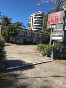 una señal para un hotel frente a un edificio en Forster Beach Motel en Forster