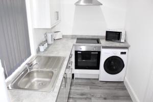 Kuchyň nebo kuchyňský kout v ubytování Reads Luxury Jacuzzi Apartments