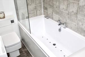 Koupelna v ubytování Reads Luxury Jacuzzi Apartments