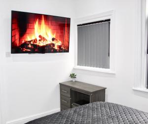 TV a/nebo společenská místnost v ubytování Reads Luxury Jacuzzi Apartments