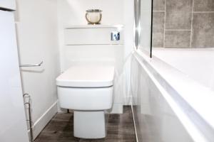 Koupelna v ubytování Reads Luxury Jacuzzi Apartments
