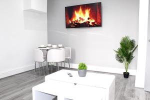 TV a/nebo společenská místnost v ubytování Reads Luxury Jacuzzi Apartments + 37 fotografií