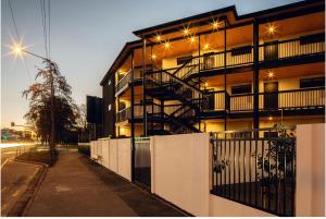 ein Gebäude mit einer Seitentreppe in der Unterkunft Penthouse with Park View in Christchurch