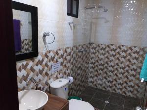 uma casa de banho com um lavatório, um WC e um espelho. em Apartamento Ángel Namaste em Bello