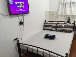 Uma cama ou camas num quarto em Silang Near Tagaytay Transient Rooms for Family