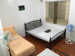 Uma cama ou camas num quarto em Silang Near Tagaytay Transient Rooms for Family