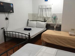 Uma cama ou camas num quarto em Silang Near Tagaytay Transient Rooms for Family