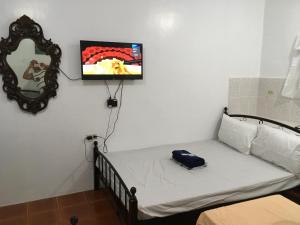 Uma cama ou camas num quarto em Silang Near Tagaytay Transient Rooms for Family