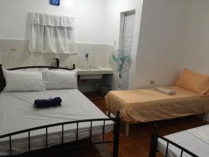 Uma cama ou camas num quarto em Silang Near Tagaytay Transient Rooms for Family