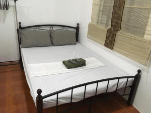 Uma cama ou camas num quarto em Silang Near Tagaytay Transient Rooms for Family