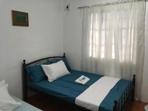Uma cama ou camas num quarto em Silang Near Tagaytay Transient Rooms for Family