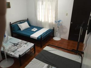 Uma cama ou camas num quarto em Silang Near Tagaytay Transient Rooms for Family
