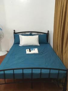 Uma cama ou camas num quarto em Silang Near Tagaytay Transient Rooms for Family