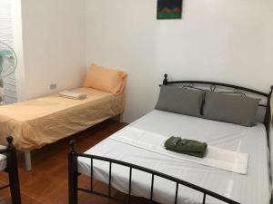 Uma cama ou camas num quarto em Silang Near Tagaytay Transient Rooms for Family